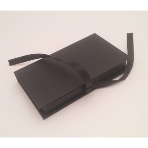 Luxe geschenkdoos met sluitlint, voor kadobon, klantenkaart of creditcard, met inlay - Zwart kraft